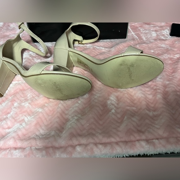 Pierre Dumas 8.5 beige strappy sandal 8.5 w/ 3” heel - Picture 4 of 9